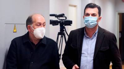 Gonzalo Caballero, a la derecha, con Xoaquín Fernández Leiceaga, ayer en su comparecencia ante los medios.