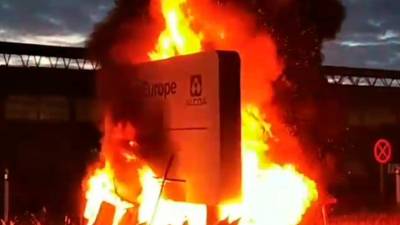 Arde el cartel de la entrada de la planta de Alcoa San Cibrao, el martes al filo de las once de la noche. FOTO: CAPTURA VIDEO CIG ALCOA SAN CIBRAO