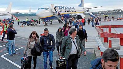 Jornada frenética en Lavacolla: 50 vuelos en la operación salida