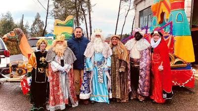 El alcalde de Muxía, Iago Toba, con los Reyes Magos y sus pajes. Foto: CM
