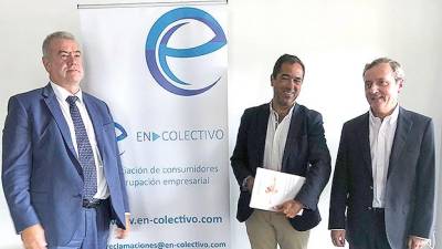 Antonio Heredero, izquierda, con Diego Maraña y Carlos Cenalmor, de la Asociación de Consumidores En Colectivo. Foto: M.Gimeno