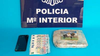 Dinero y kilo y medio de cocaína oculta en un vehículo interceptado en el peaje de la AP-9 en Caldas (Pontevedra). POLICÍA NACIONAL