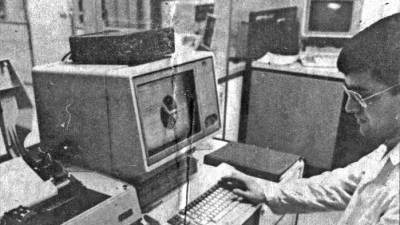 El operario José Ramón Mato con su primer ordenador en el Centro de Proceso de Datos. Foto: cedida