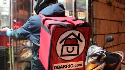 Mensajero a domicilio en la ciudad de Vigo de la plataforma DBarrio, que crece día a día en la oferta de nuevos comercios de todo tipo de actividades. Foto: ECG