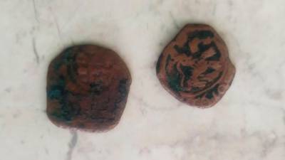 Imagen de las dos monedas, que datan de 1619 y que aparecieron en el arenal de O Coído, en el municipio de Muxía. Foto: C.G. 