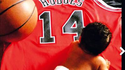 NBA Foto de 2015 del hijo de Craig Hodges sobre una camiseta suya de los Chicago Bulls que ganaron el título NBA en 1991. F.: CH