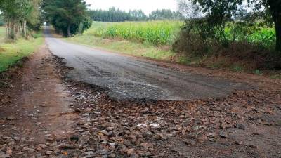 Estado dunha das estradas que denuncia o Partido Popular na parroquia arzuá de Oíns. Foto: PP