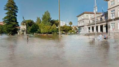 Pontevedra. La Plaza de España, con el Concello a la derecha, llena de agua.