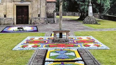 Decoran Santo Tomé con alfombras por el Corpus