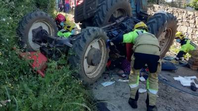 Miembros de emergencia en la intervención por el vuelco del tractor en Castriz