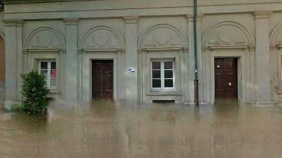 Ferrol. Nivel del agua en la entrada posterior de la Casa Consistorial de la ciudad departamental. Fotos: This Climate Does Not Exist