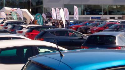 Clientes en una parcela con vehículos a la venta en el tramo teense de O Milladoiro. Foto: CG