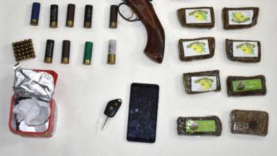 Imagen facilitada por la Policía Nacional con parte de la droga y otros objetos, entre ellos un arma, incautados en la operación