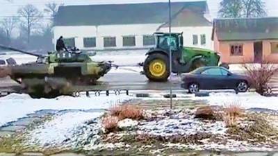 tanque ruso robado remolcado por tractor @martavasyuta