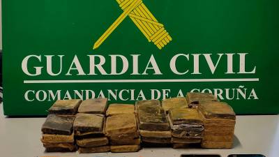 El hachís, el dinero en metálico y los teléfonos móviles intervenidos por la Guardia Civil en el municipio de Cee. Foto: G.C.
