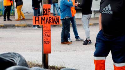 Mensaje claro en todas las protestas de los operarios de Alcoa: el fin de la planta es el fin para la economía de A Mariña. Foto: Efe/Eliseo Trigo