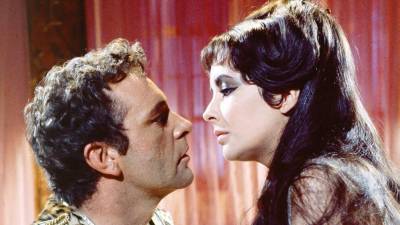 Elizabeth Taylor y Richard Burton en ‘Cleopatra’, la película más taquillera de 1963.