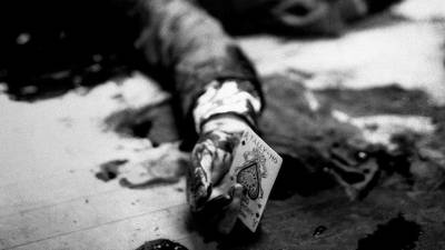 El capo mafioso Joe Masseria yace muerto en el suelo de un restaurante de Brooklyn sujetando un as de picas, 1931. (Fuente, www.culturainquieta.com)