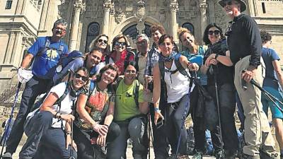 Uno de los grupos organizados por Tee Travel posa ante la Catedral de Santiago