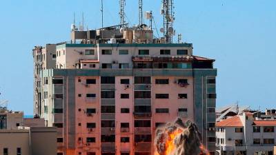 Territorios palestinos, Ciudad de Gaza: Al-Jalaa torre, que alberga apartamentos y varios medios de comunicación outlets, incluyendo La Associated Press y Al Jazeera, se derrumba después de ser alcanzado por ataques aéreos israelíes, entre el escalating llamarada de israelí-violencia palestina. Foto: Mohammed Talatene/dpa 15/05/2021 Photo: Ashraf Amra/APA Images via ZUMA Wire/dpa Ashraf Amra/APA Images via ZUMA / DPA 15/05/2021 ONLY FOR USE IN SPAIN