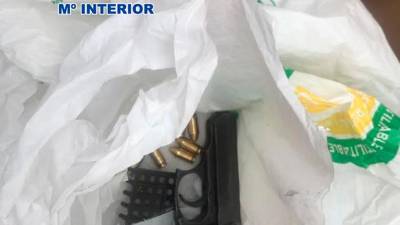 Arma con munición que encontró la Policía en el interior de la vivienda de la banda criminal. Foto: Policía Nacional.