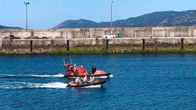 Muelle de Porto do Son. Buzos de los GEAS de la Guardia Civil que van a buscar a los desaparecidos por las inmediaciones de Punta Arnela