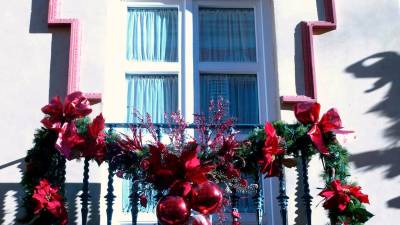 Un balcón con decoración navideña