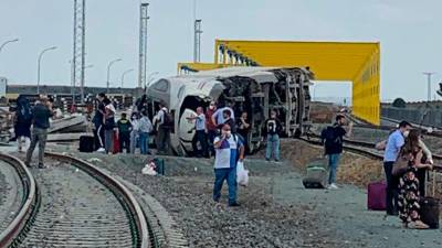 Pasajeros junto al tren descarrilado esta tarde en el municipio zamorano de La Hiniesta (Zamora)