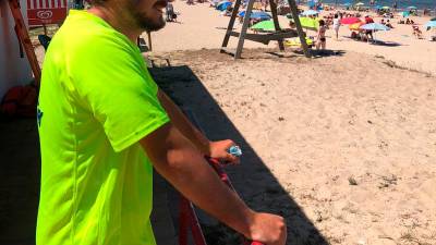 Pablo Martínez vigilando a los bañistas en la playa Grande de Miño el pasado jueves. Foto: ECG