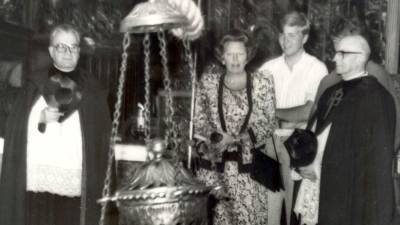 1989. La Reina Beatriz de Holanda, y su familia, visitan Santiago de Compostela. En la fotografía, junto con el canónigo Jesús Precedo, a la izquierda, mirando el botafumeiro en la Catedral. (Fuente, Manolo Blanco para El Correo Gallego).