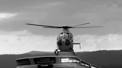 Un helicóptero de emergencias sobrevuela una ambulancia. Foto: Antonio Hernández