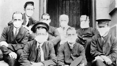 1918-1920. Imágenes de la época de gente con marcarillas. (Fuente, culturainquieta.com)