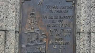 Placa do monumento a Domingo Antonio de Andrade, en Cee, coa silueta da Catedral compostelana. Foto: J. R. R.
