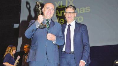 Carlos Garrido, con el premio, y Manuel Ventero. Foto: T. E.