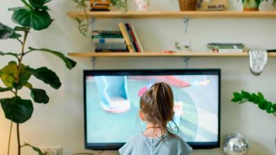 Los niños sufren, como los adultos, el ‘posatracón’ después de ver una serie de TV entera. Foto: Pexels
