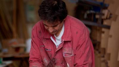 Carlos Garrido trabaja en su carpintería de O Grove. Foto: S. Sas