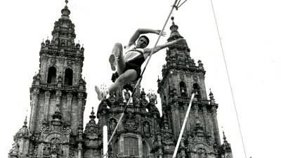 1993. Exhibición de salto de pértiga en la Plaza del Obradoiro de la mano del atleta Sergei Bubka. Santiago de Compostela. (Fuente, El Correo Gallego).
