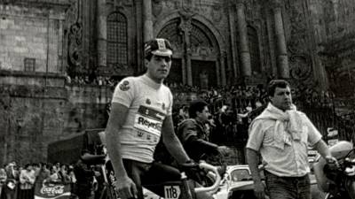 1985. Miguel Indurain, del equipo Reynolds, posa en la Plaza del Obradoiro como líder de la vuelta a España. Santiago de Compostela. (Fuente, El Correo Gallego).