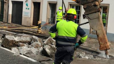 La rotura de una tubería en O Pombal inunda la calle y afecta a varias zonas de Santiago