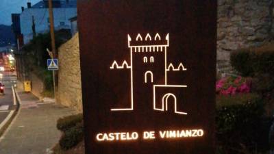 Nova sinal luminosa no acceso ao castelo de Vimianzo. Foto: Concello de Vimianzo