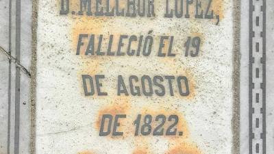 Lápida tumba de Melchor López. Claustro cat. Santiago. Foto: ECG