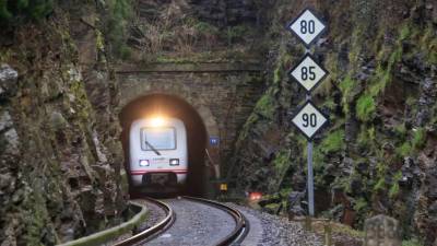 INFRAESTRUCTURA. Un tren sale por una de las bocas del túnel de Oural Foto: ECG