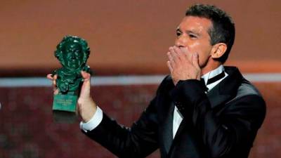 CINE. Antonio Banderas sujetando el premio Goya otorgado en reconocimiento a su premiada carrera de actor. Foto: EFE