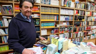 Xesús Couceiro nun área da súa libraría en Santiago. Foto: G