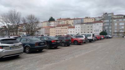 Coches estacionados en el aparcamiento situado en la zona de Altiboia. Foto: ECG