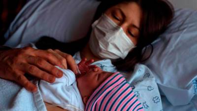 María posa con su hijo Antón, el primer bebé del año 2021 en Galicia, nacido en el Complejo Hospitalario Universitario de Ourense (CHUO) el 1 de enero. Foto: EFE/Brais Lorenzo 
