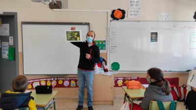 Xabier Riádigos, educador ambiental de Amabul, imparte as clases no CPI de Vedra. Foto: Amabul