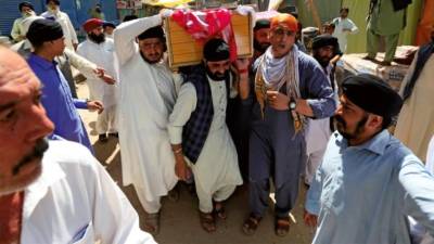 Miembros de la comunidad sijs en el entierro de un muerto por ataque terrorista. Foto: ECG
