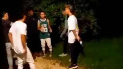 Hospitalizado. Captura del vídeo de la paliza que recibió Alexandre, en Amorebieta (Bizkaia) por parte de una pandilla.