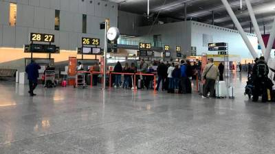Imagen de archivo de pasajeros en el aeropuerto de Santiago. FOTO: ECG